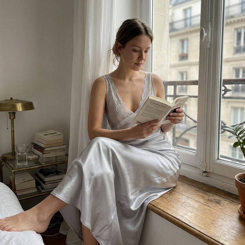 👗 50% DE RÉDUCTION ✨ Nuisette élégante à col en V – Satin doux & fines bretelles – Taille fluide, parfaite pour un look chic ou décontracté – idéale pour les soirées ou la maison 🌙